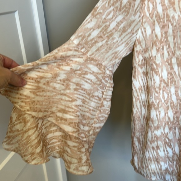 NEW!! Mystree Round Neckline Tiered Bell Sleeve Blouse-Taupe and Blush-Large - Picture 4 of 8